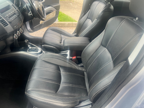 Mitsubishi OUTLANDER image 14