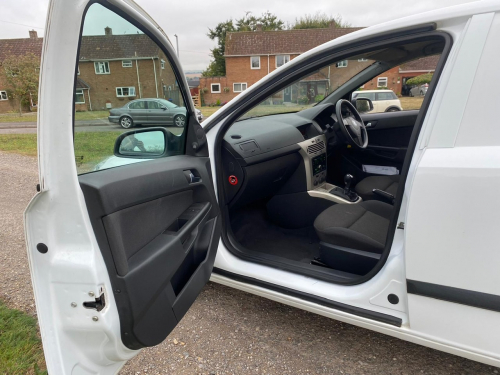 Vauxhall ASTRA image 17
