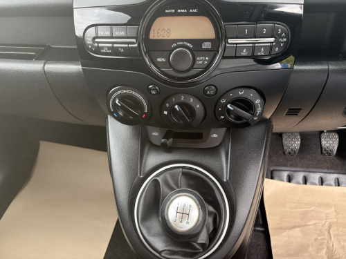 Mazda 2 image 18