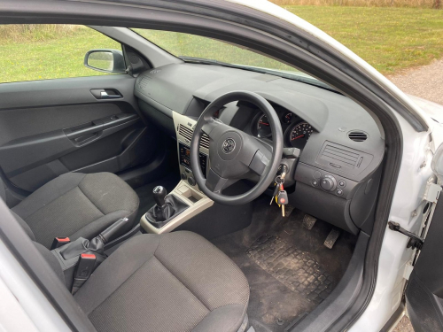 Vauxhall ASTRA image 18
