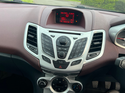 Ford FIESTA TITANIUM image 17