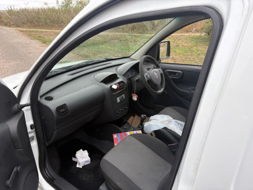 Vauxhall Combo image 13
