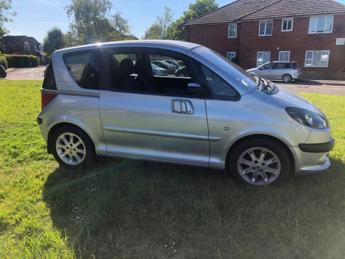 Peugeot 1007 image 2
